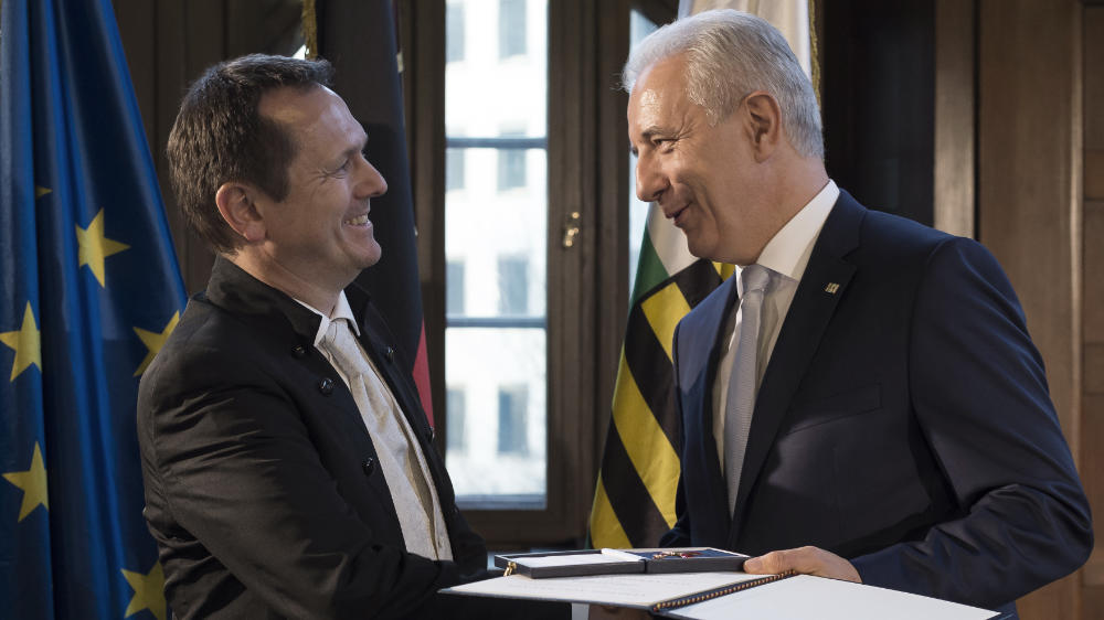 Prof. Michael Brand receiving the order of merit from Stanislaw Tillich